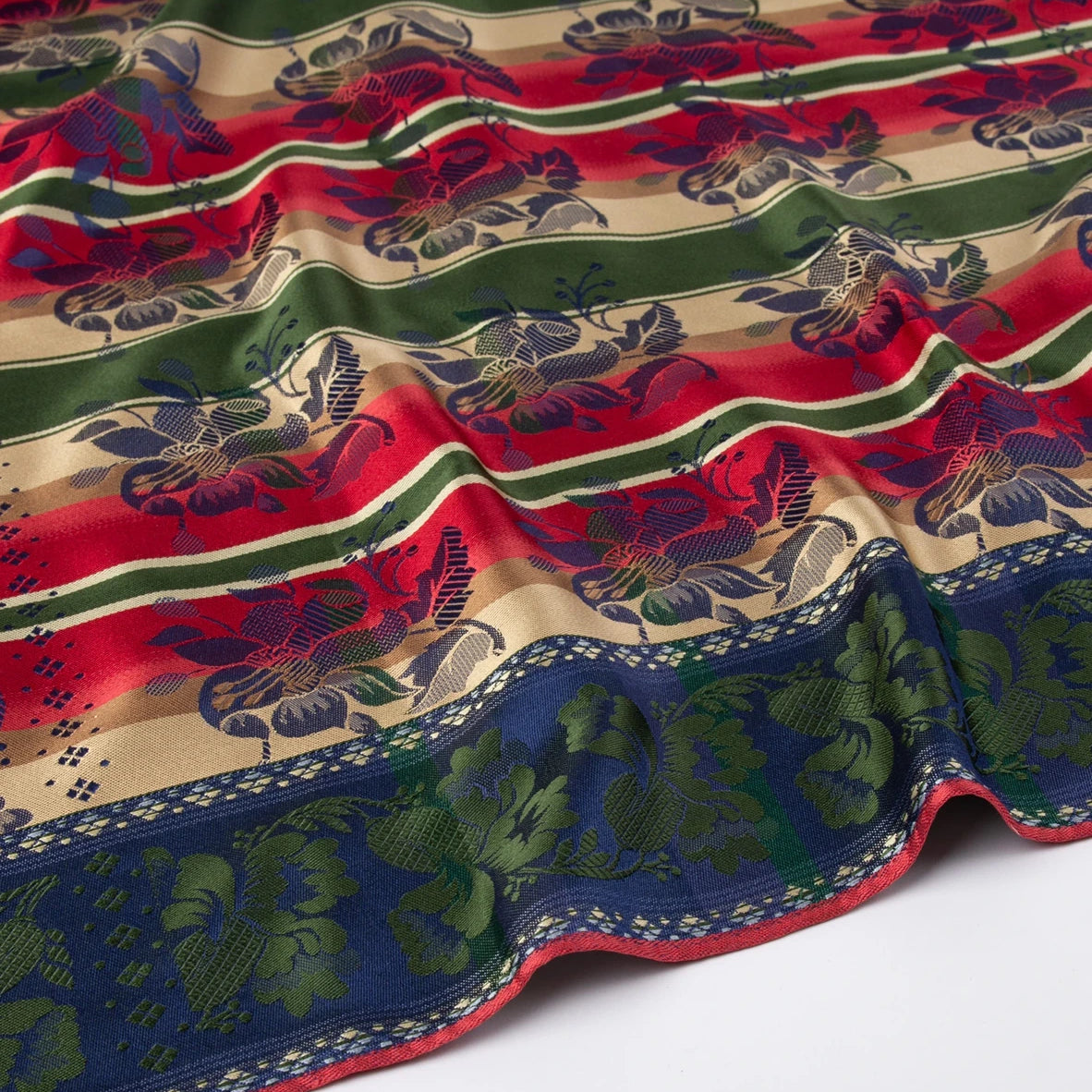 Gabriella Silkeskjerf ⎜ 36