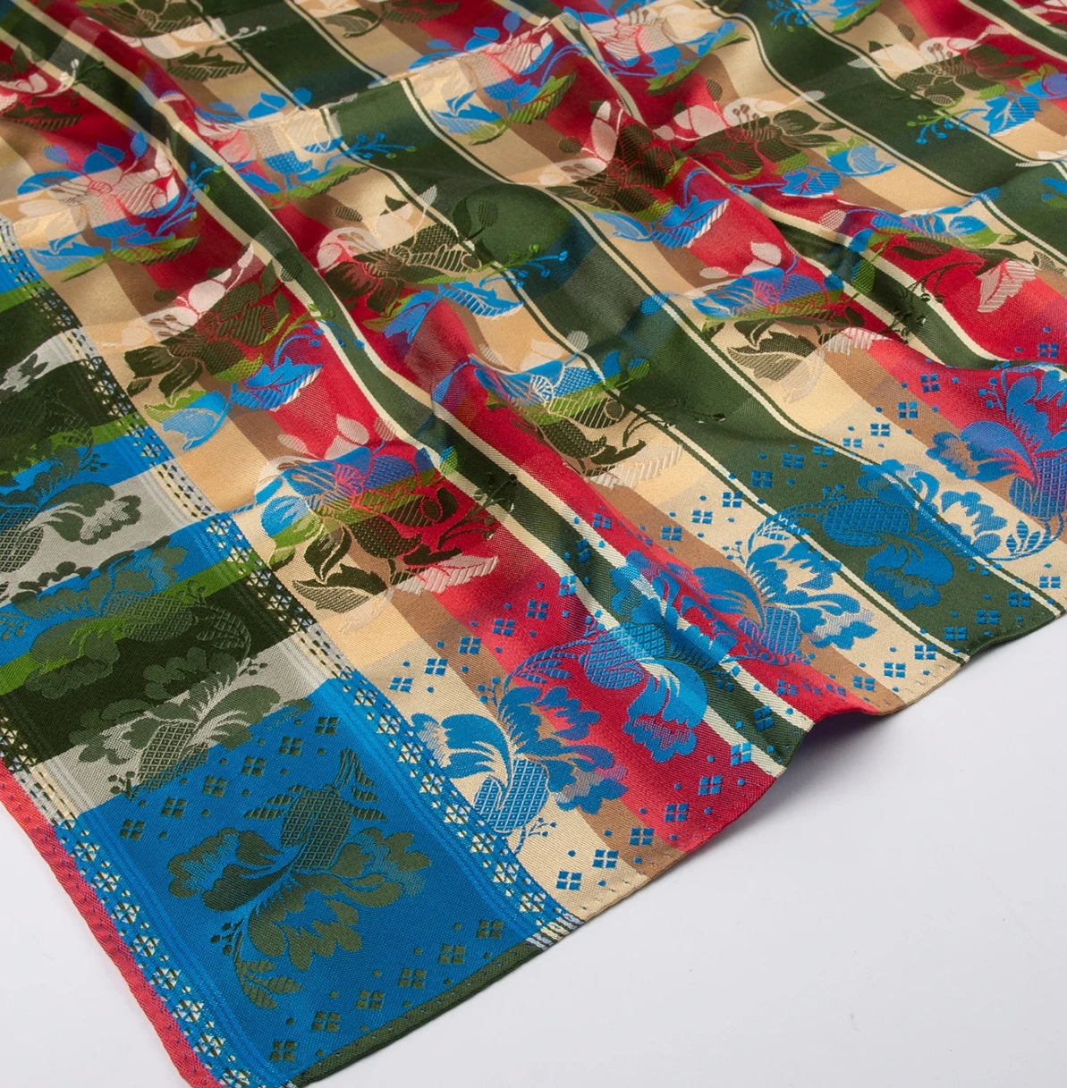 Gabriella Silkeskjerf ⎜ 54